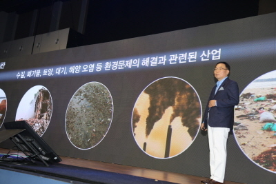▲비전선포식에서 프리젠테이션을 하고 있는 김영석 대표