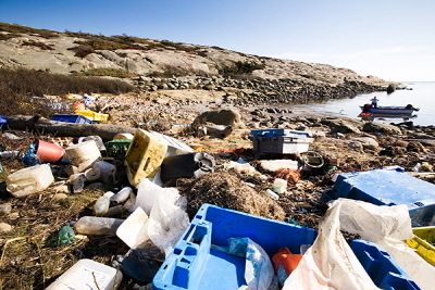 ▲파도에 실려 떠내려 온 해양 플라스틱을 비롯한 해양 쓰레기들