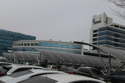 ▲안산시 상록구 소재 경기테크노파크내에 설치된 태양광집열판