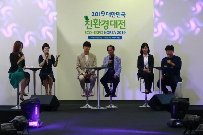 ▲토크쇼에 참석한 김승현 홍보대사 가족.