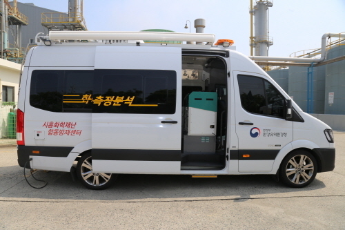 ▲시흥방재센터가 금년초에 8억여원을 주고 도입한 첨단 측정분석 장비 탑재 차량
