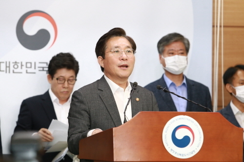 성윤모 산업통상자원부 장관의 기자브리핑 모습