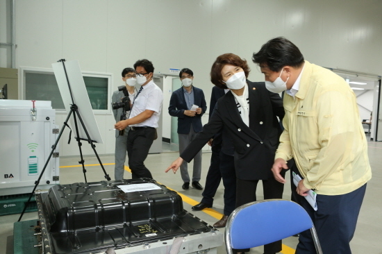 한정애 환경부장관은 26일 시흥시 수도권거점센터를 방문하여 폐배터리 회수재활용 공장 준비과정을 살펴봤다.