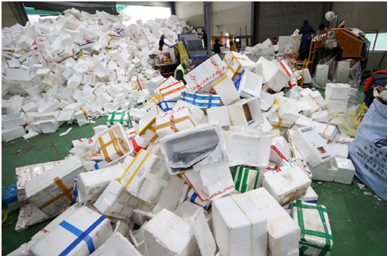 경기도 용인시 용인시재활용센터에서 코로나19관련 비대면 소비 활동으로 많아진 재활용 쓰레기를 분류해서 재활용품으로 정리하는 작업이 이루어지고 있다.
