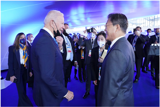 문재인 대통령이 10월 30일(현지시간) 이탈리아 로마 누볼라 컨벤션 센터에서 열린 주요 20개국(G20) 정상회의에서 기념촬영 전 정상 라운지에서 조 바이든 미국 대통령과 만나 대화하고 있다. (사진=청와대) 