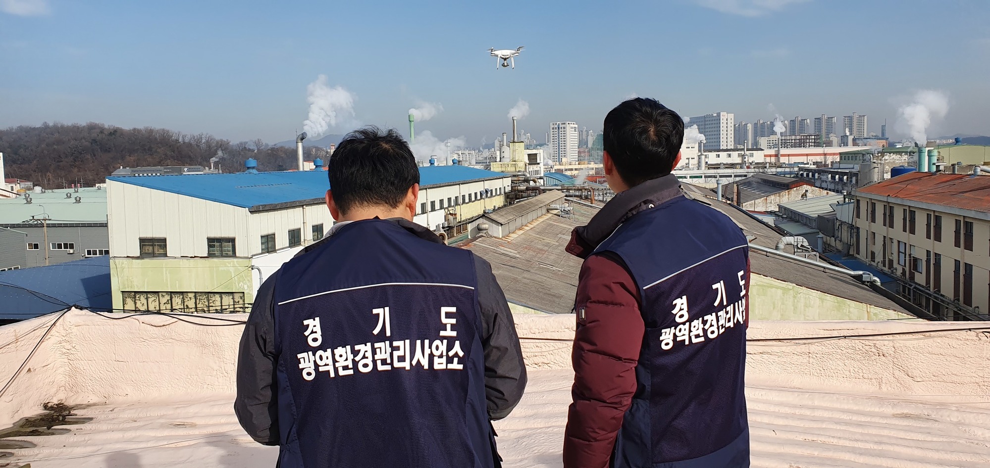 경기도광역환경관리사업소 직원이 드론으로 오염지역을 감시하고 있다.