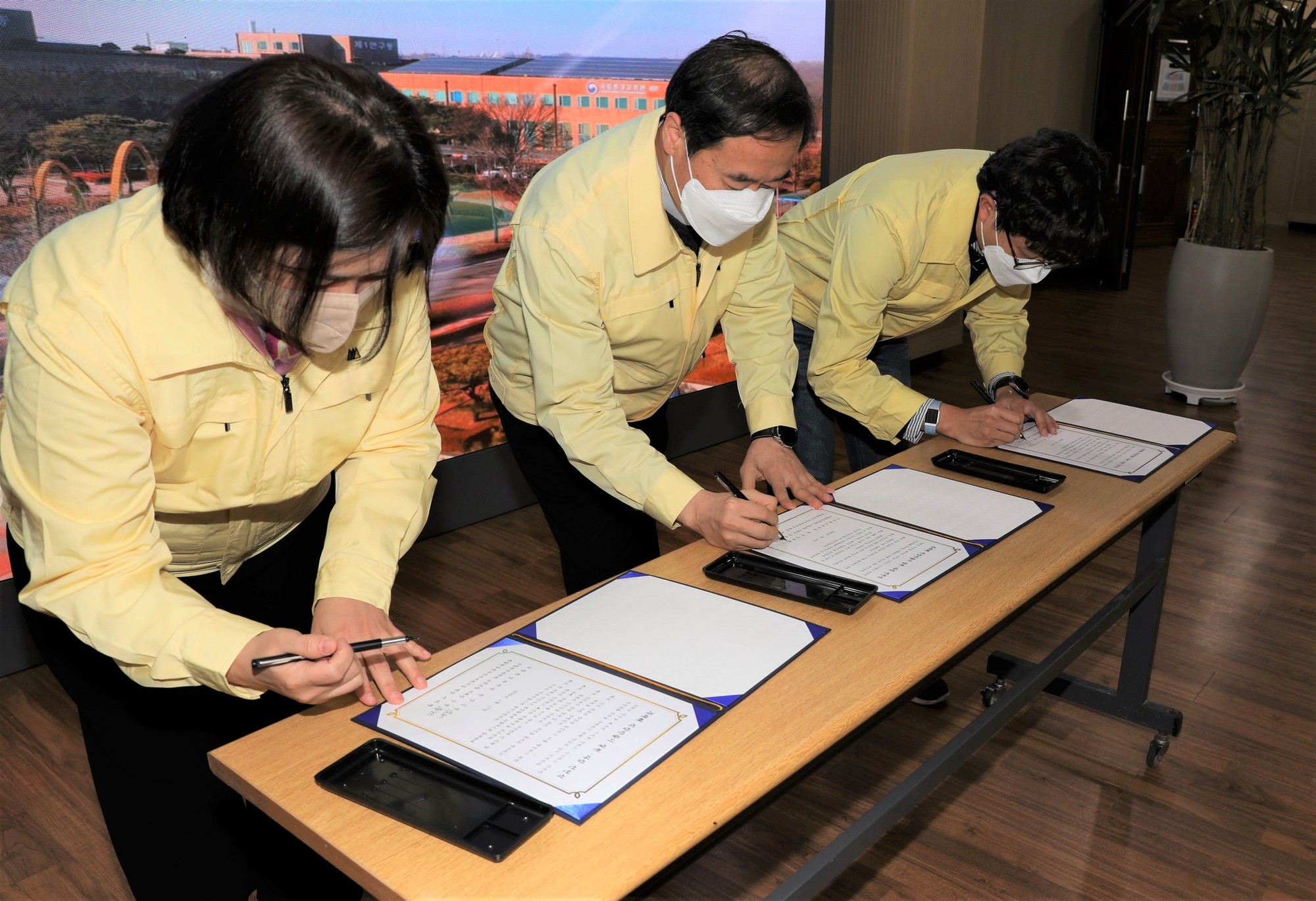 김동진 원장(중앙)이 선언문에 서명하는 장면