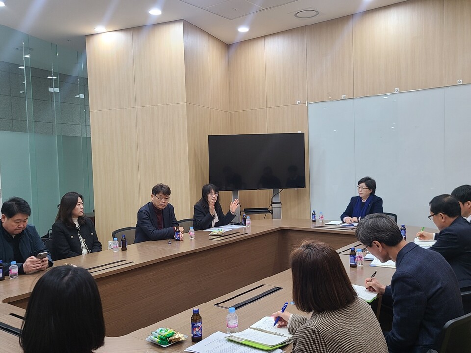 경기도의회 박옥분 의원이 1군 발암물질인 석면 대책마련 정담회를 주재하고 있다.